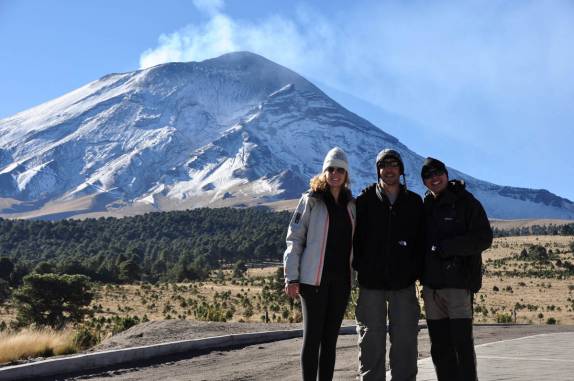 Aos pés do fumegante vulcão Popo, no dia da nossa subida ao Izta, perto de Amecameca, na região central do México